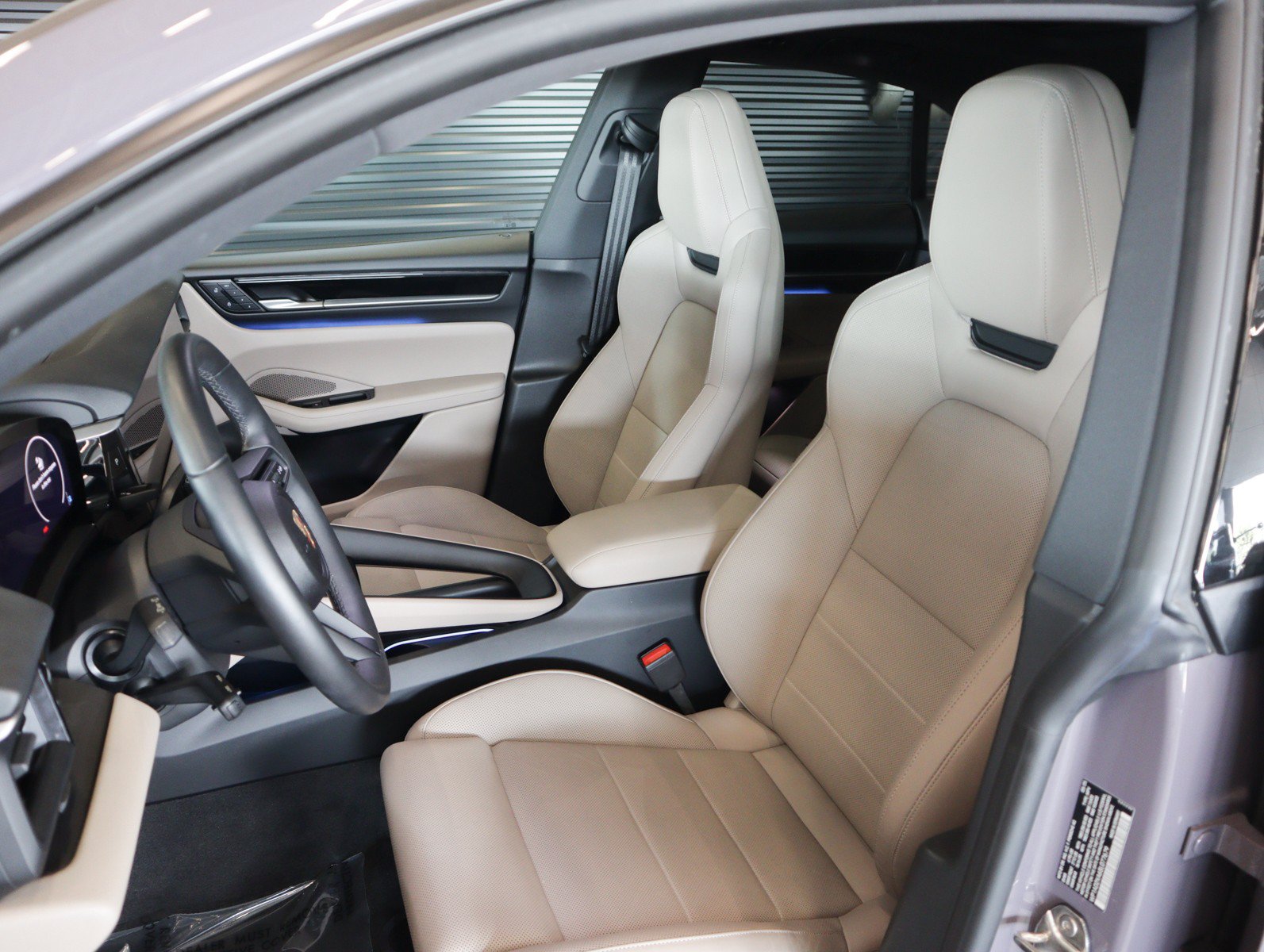 Certified 2025 Porsche Macan Electric RWD image 5