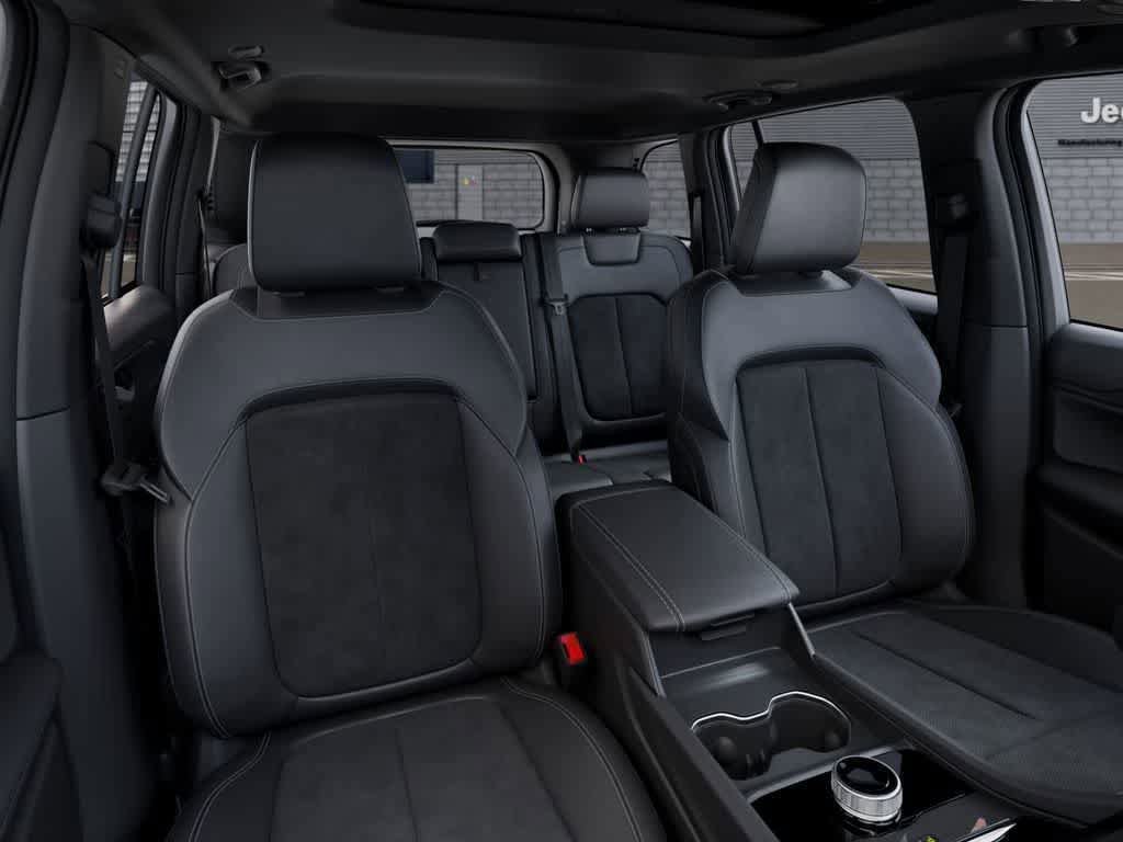 Used 2025 Jeep Grand Cherokee Altitude AWD/4WD image 16