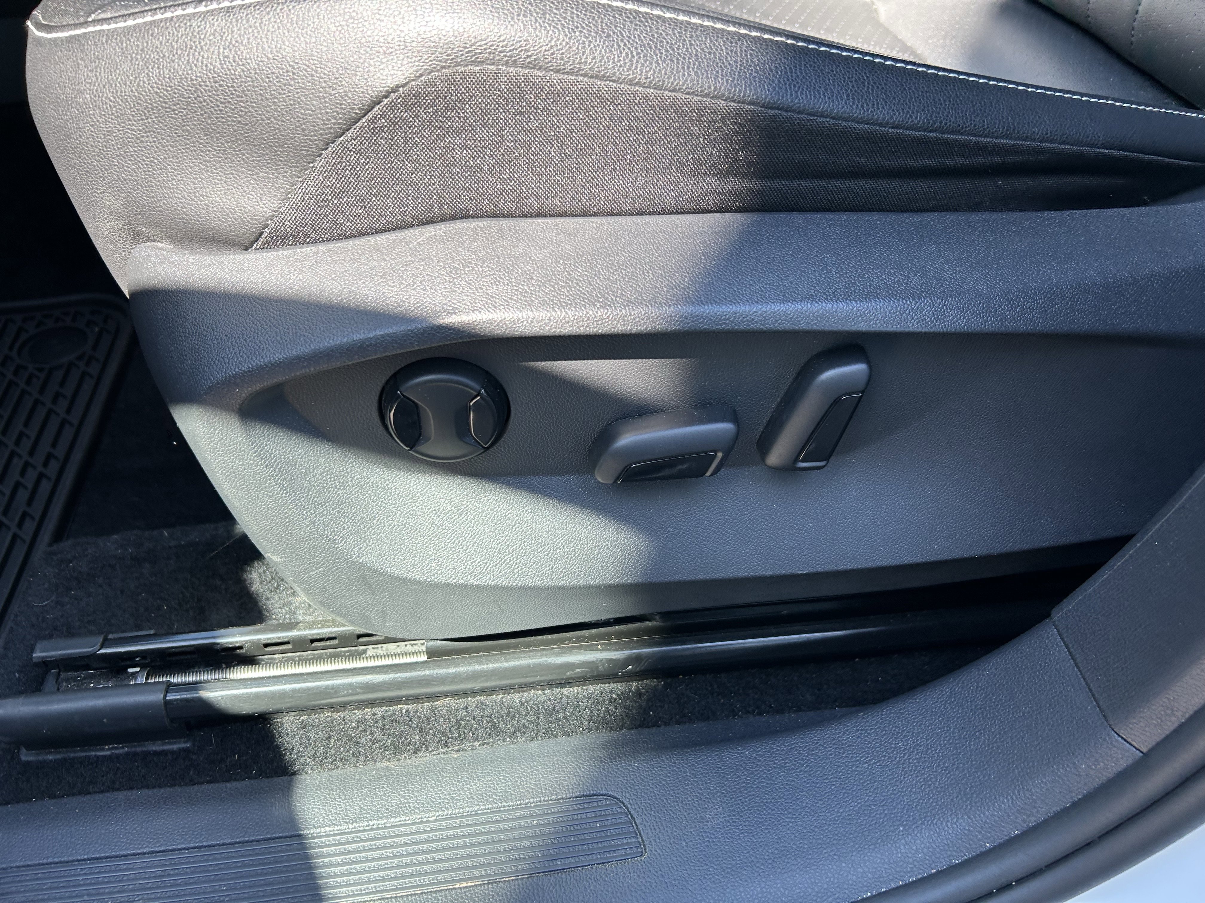 Used 2023 Volkswagen Tiguan SE image 22