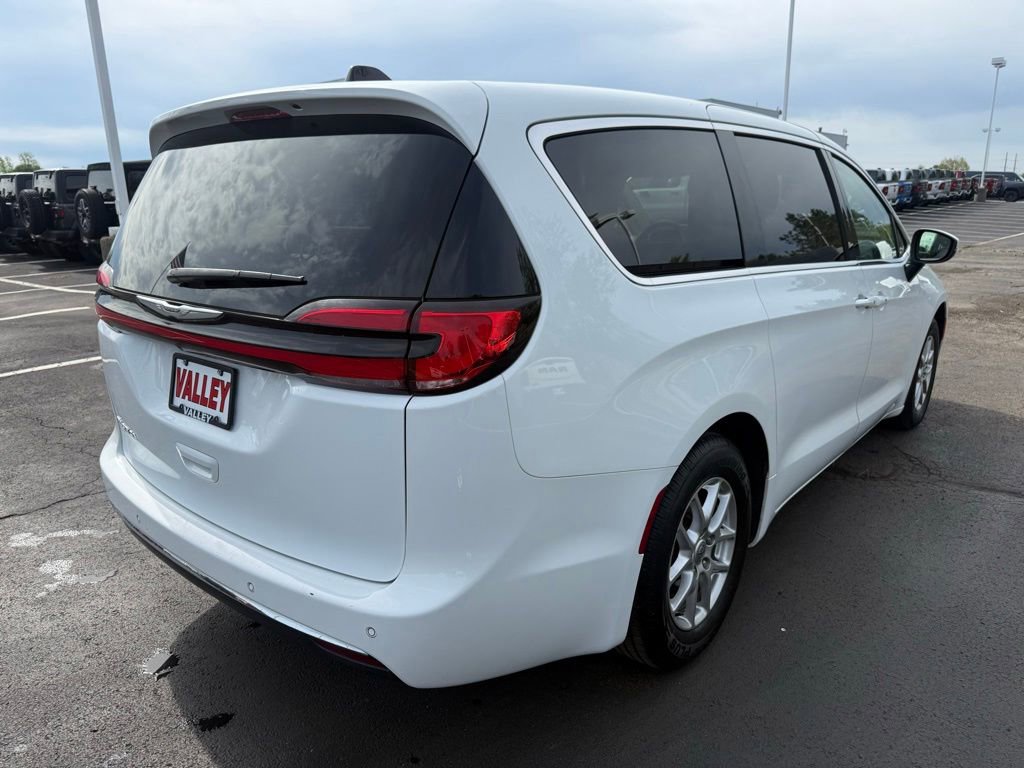 Used 2023 Chrysler Pacifica Touring-L FWD image 3