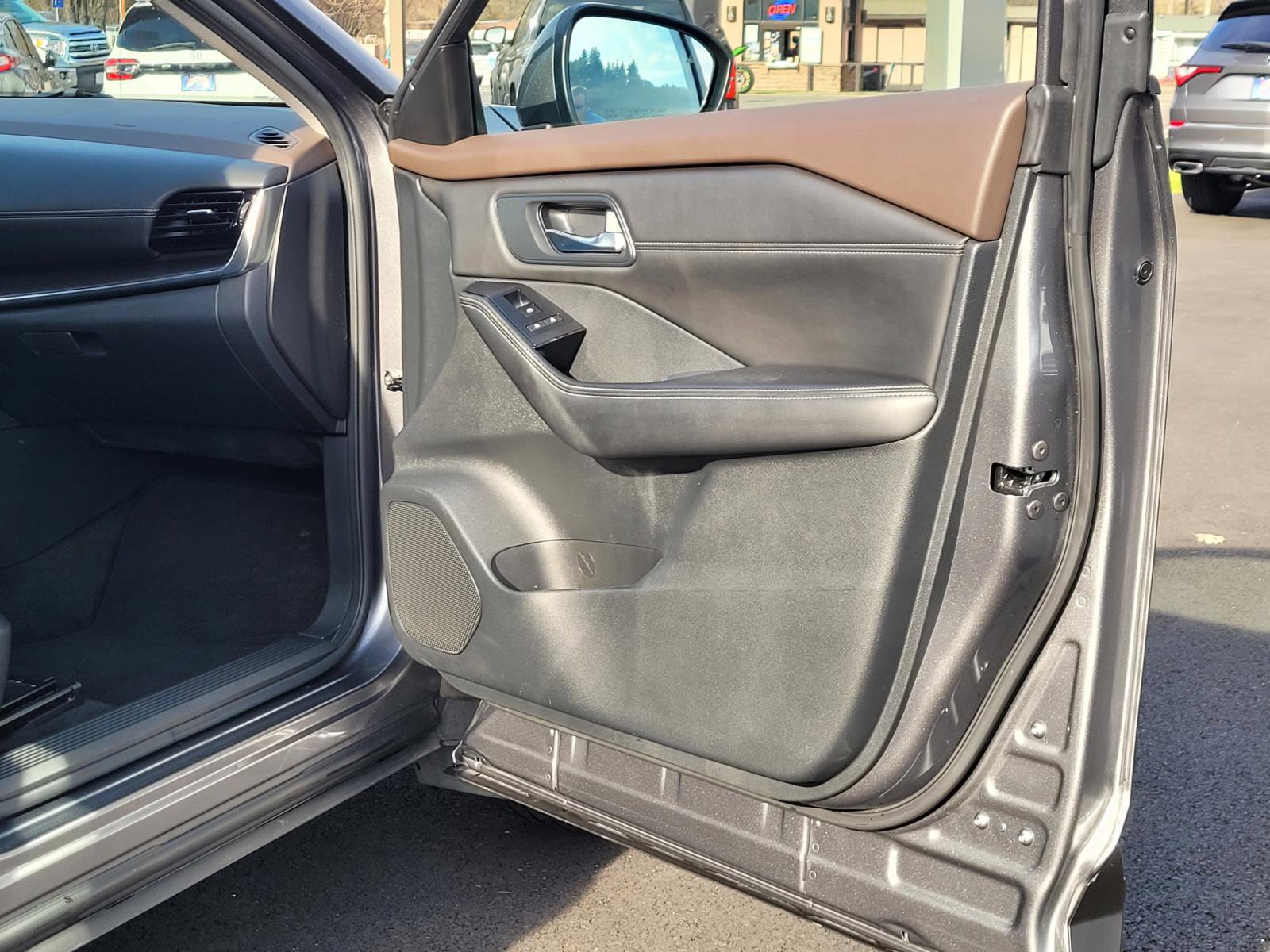 Used 2022 Nissan Rogue SV w/ SV Premium Package image 22