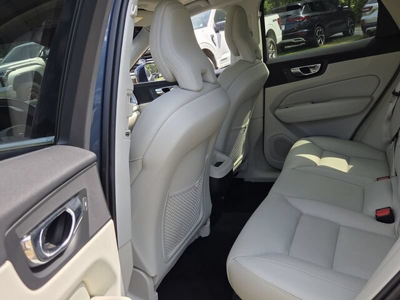 Used 2019 Volvo XC60 T6 Momentum w/ Premium Package AWD/4WD image 8