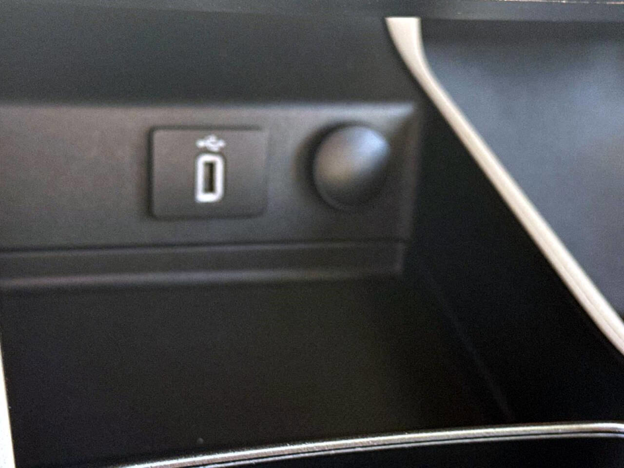 Used 2017 Ford Fusion SE w/ Fusion SE Technology Package image 17