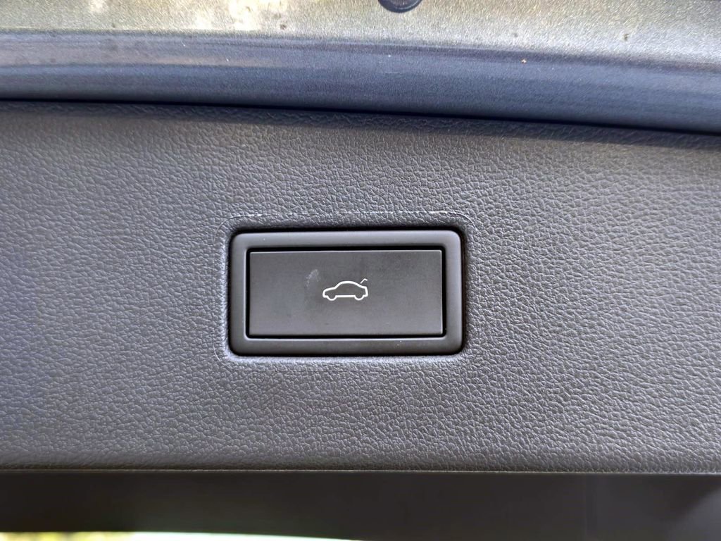 Used 2024 Volkswagen Tiguan SE image 31