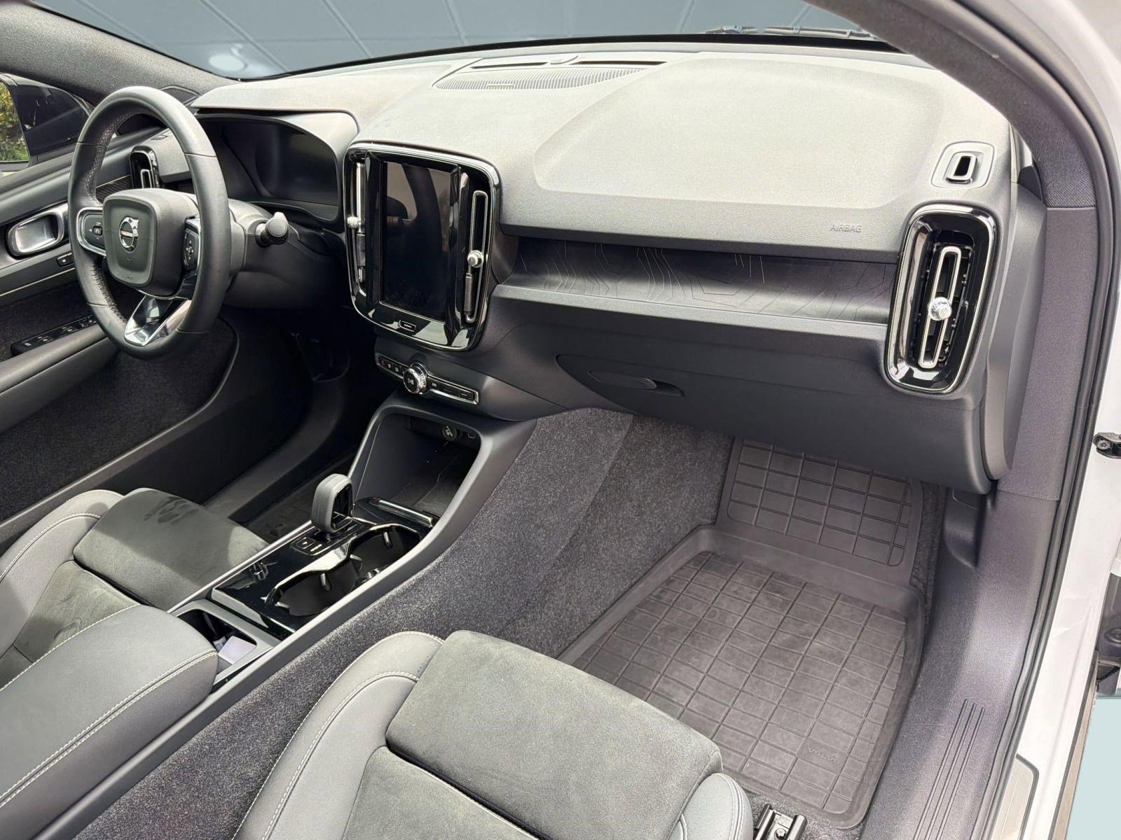 Certified 2023 Volvo C40 P8 Recharge Ultimate w/ Protection Package Premier image 31