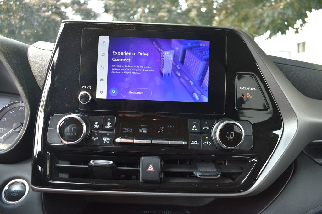 Used 2025 Toyota Highlander LE FWD image 17