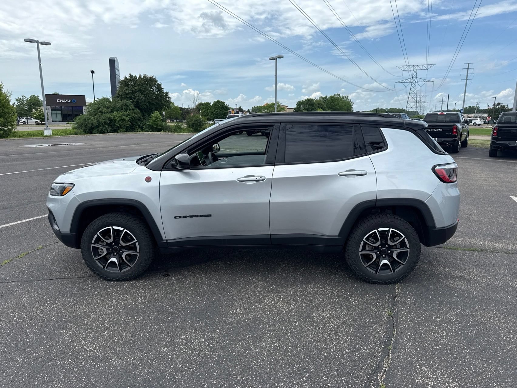Used 2025 Jeep Compass Trailhawk AWD/4WD image 39