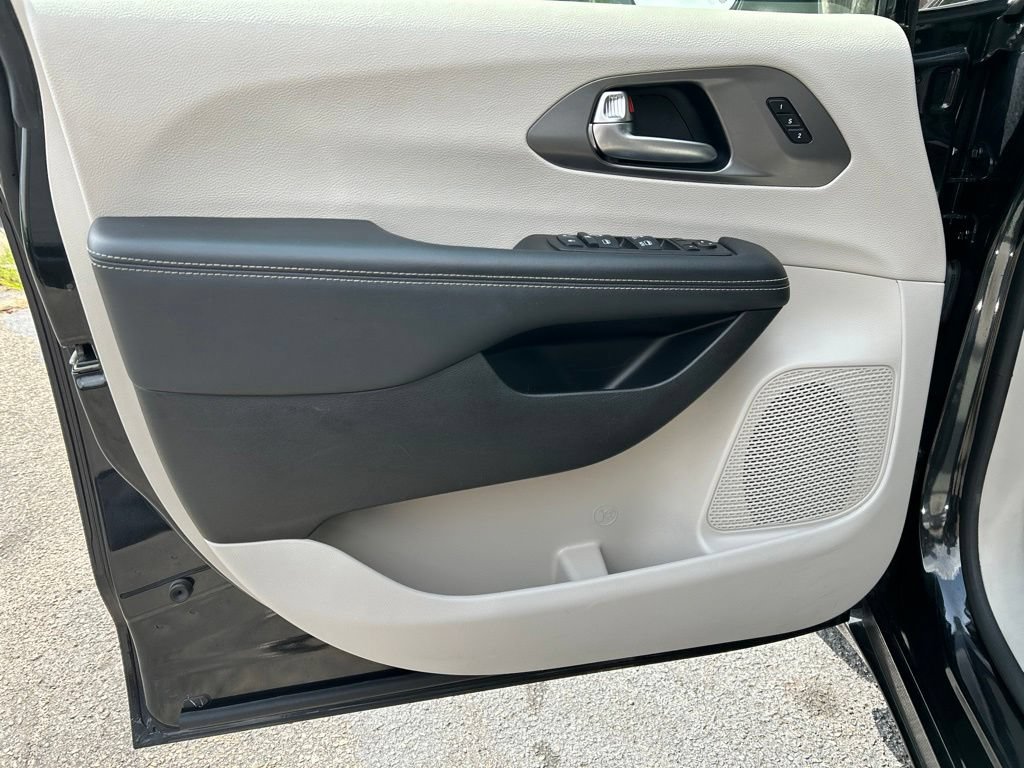 Used 2023 Chrysler Pacifica Touring-L FWD image 10