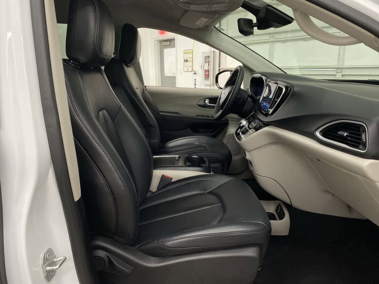 Used 2024 Chrysler Pacifica Touring-L FWD image 18