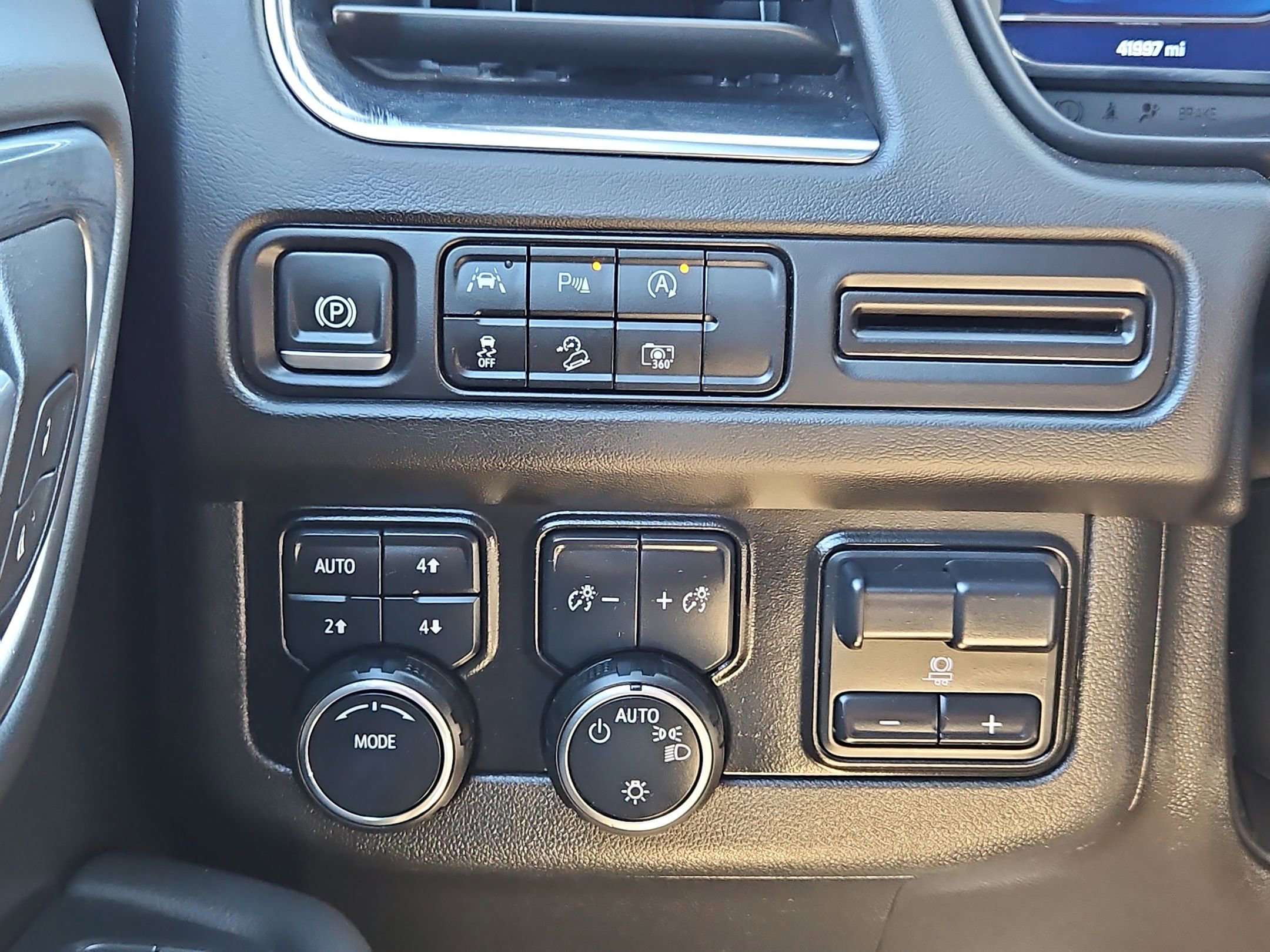 Certified 2024 Chevrolet Suburban Z71 w/ Luxury Package image 27