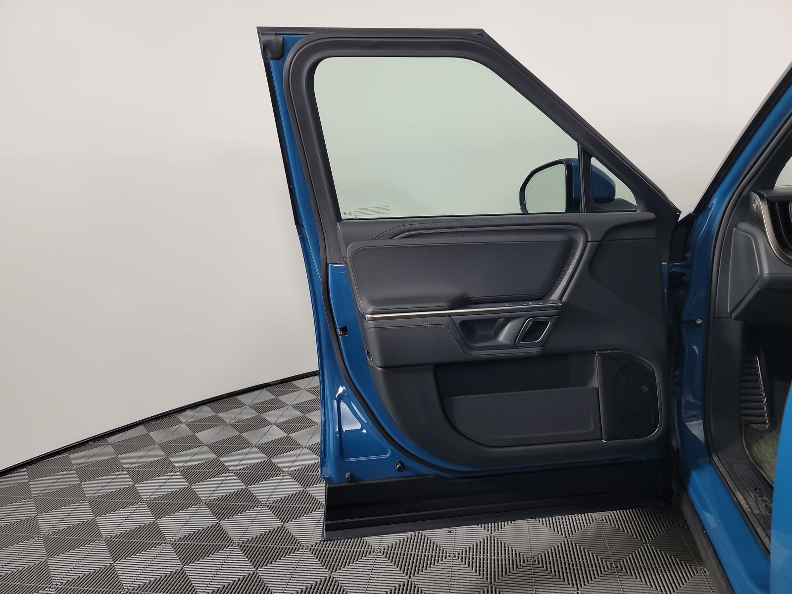 Used 2023 Rivian R1S Adventure image 17