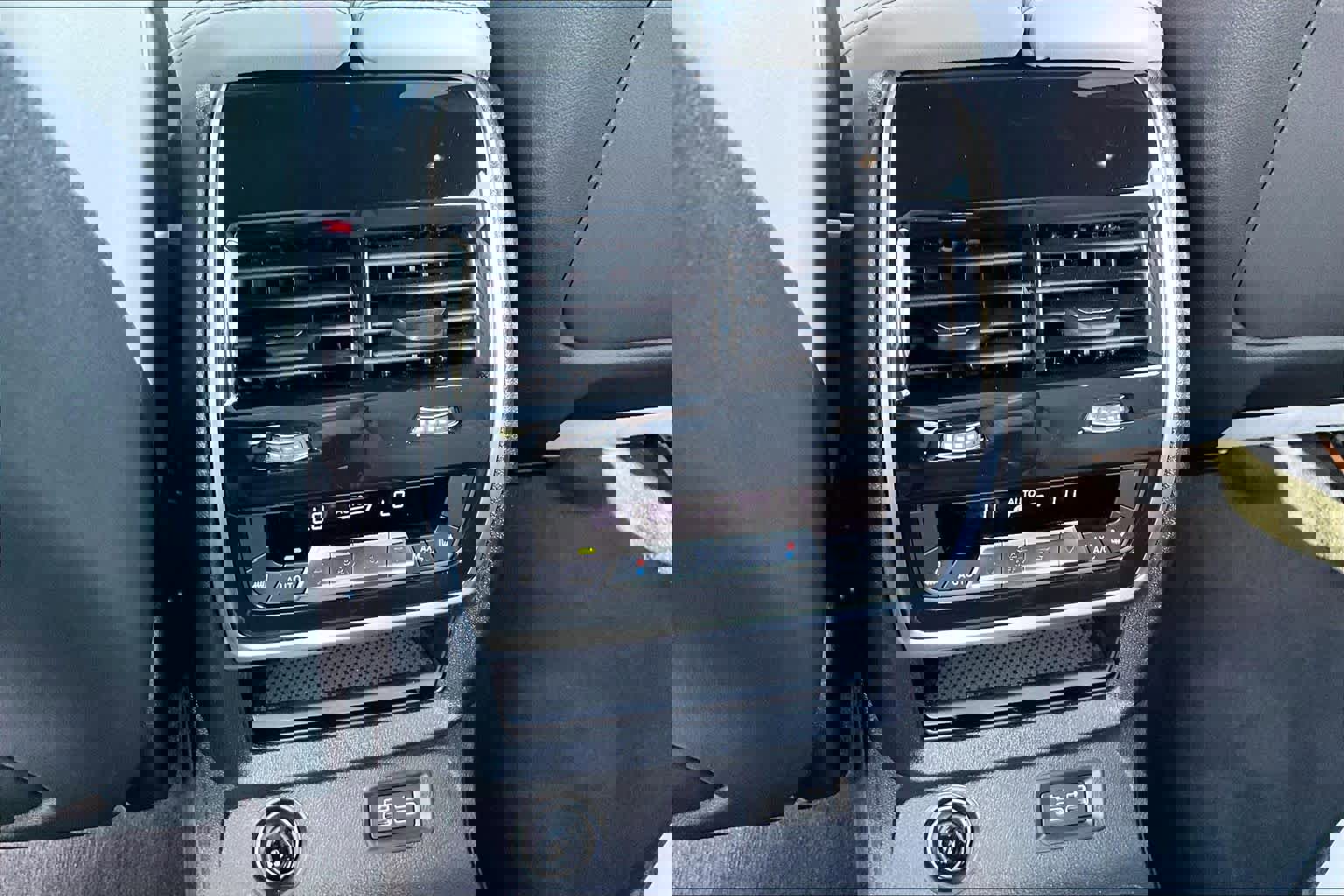 Used 2026 BMW X7 xDrive40i w/ Executive Package image 38