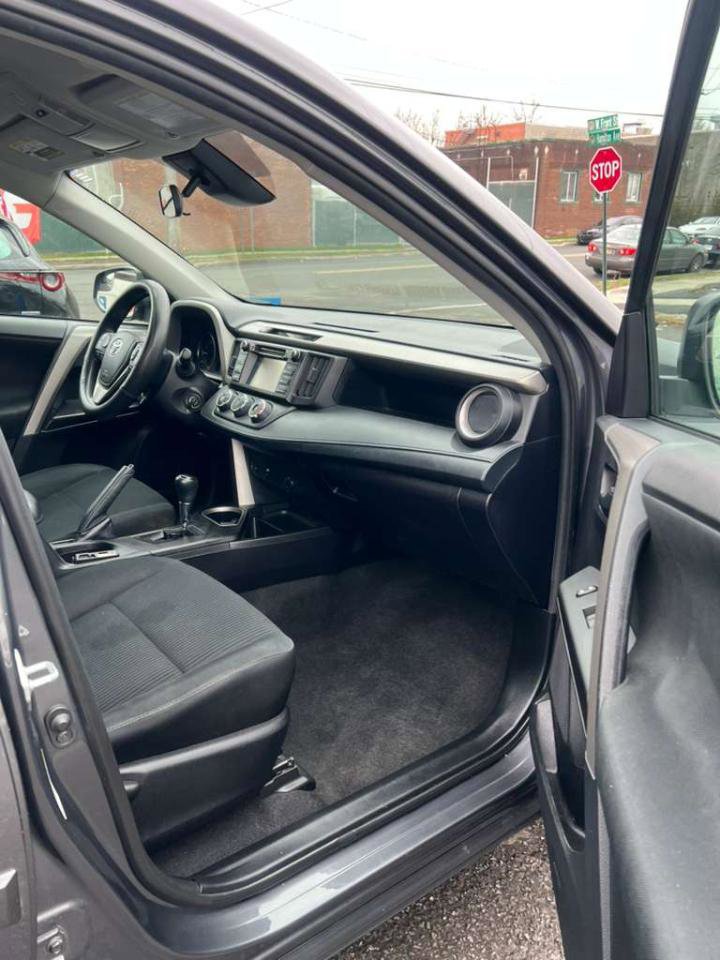 Used 2018 Toyota RAV4 LE w/ All Weather Liner Package image 29