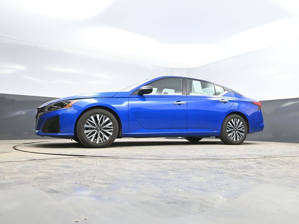 Used 2025 Nissan Altima 2.5 SV image 32