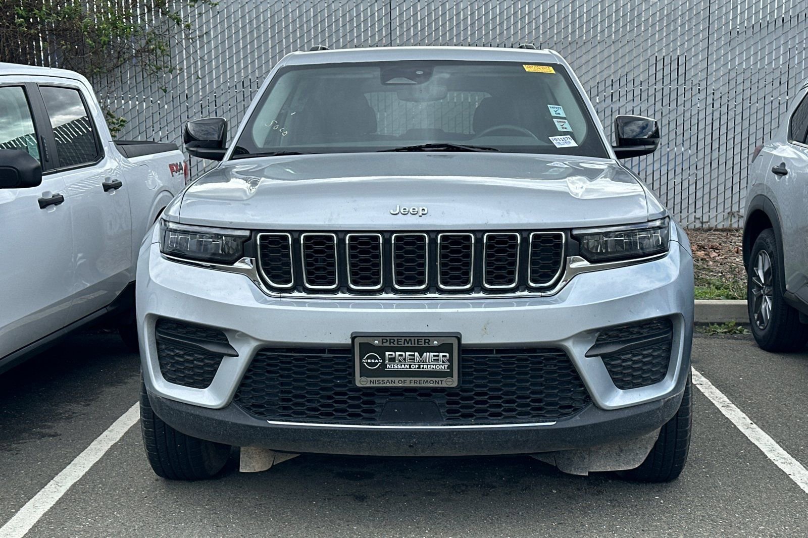 Used 2024 Jeep Grand Cherokee Laredo image 3