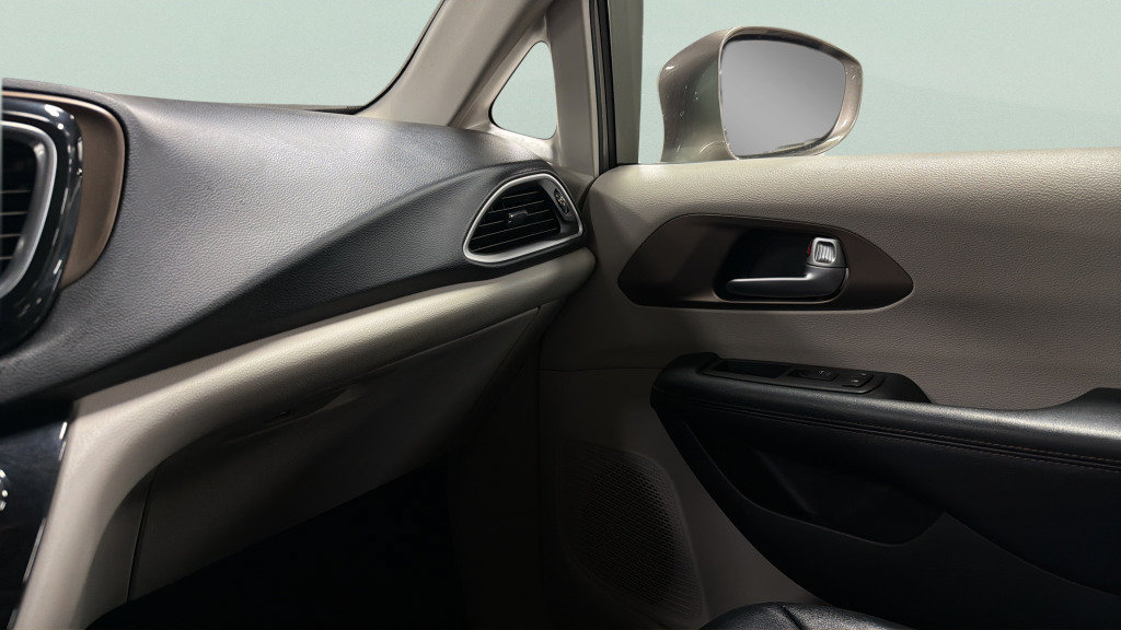 Used 2018 Chrysler Pacifica Touring-L FWD image 32