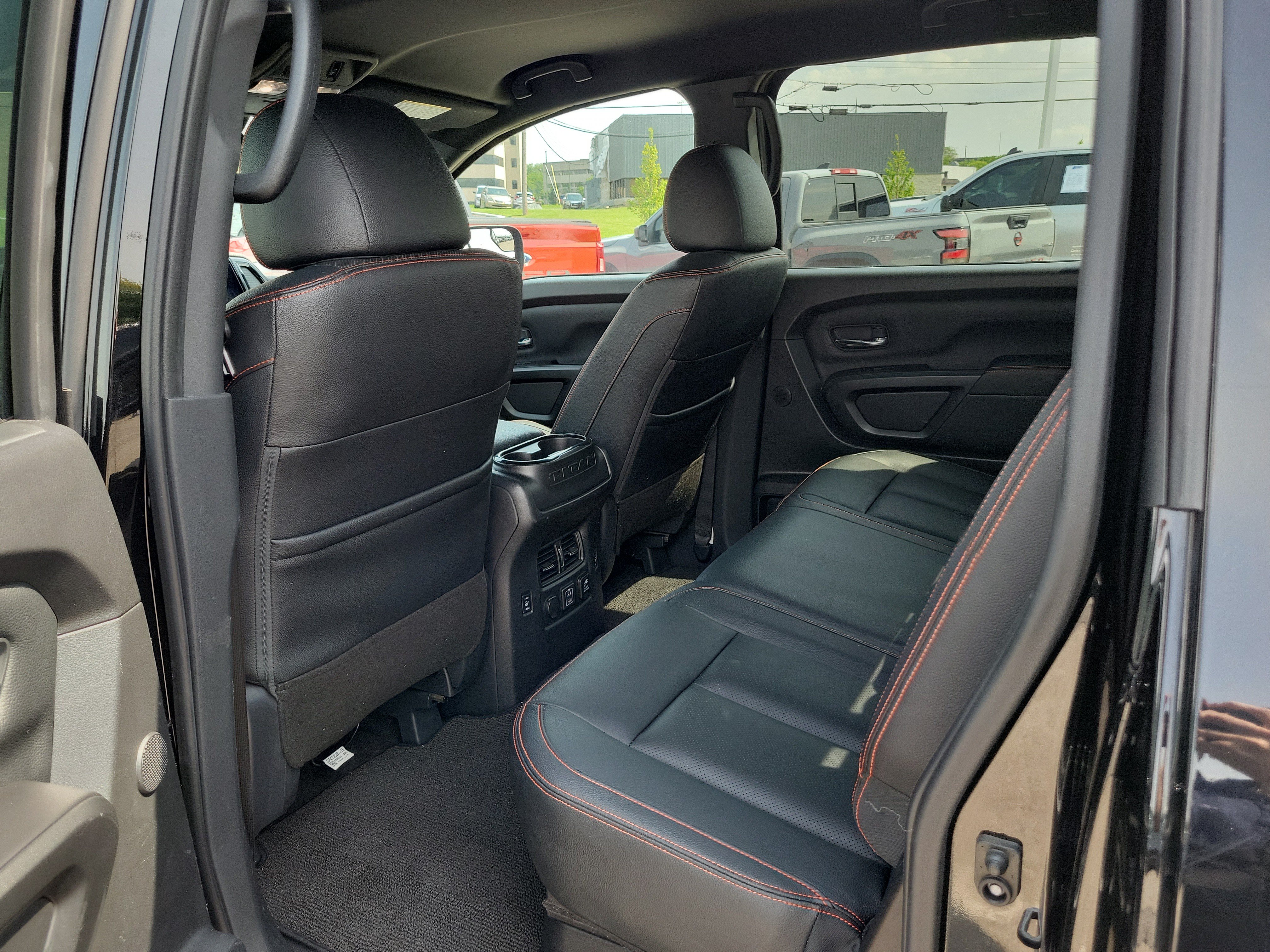Used 2022 Nissan Titan PRO-4X w/ Pro-4x Convenience Package AWD/4WD image 12