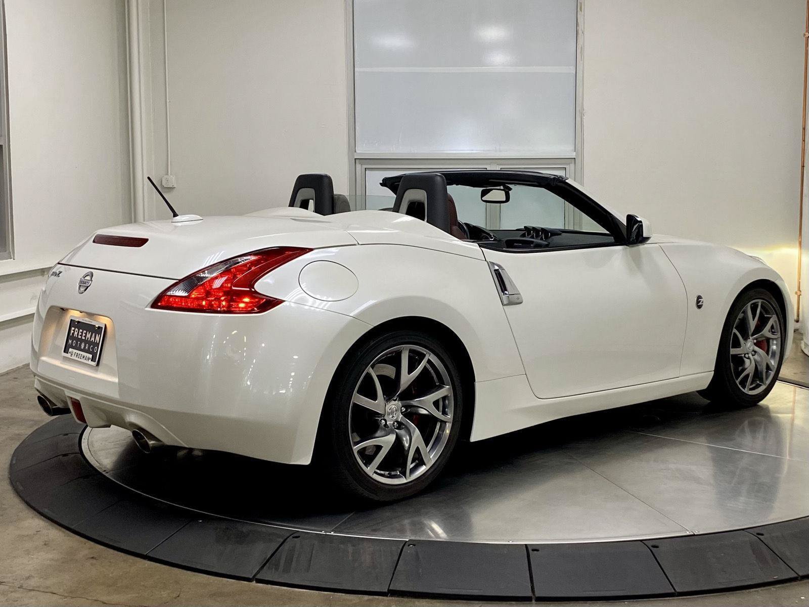 Used 2017 Nissan 370Z Touring Sport RWD image 9