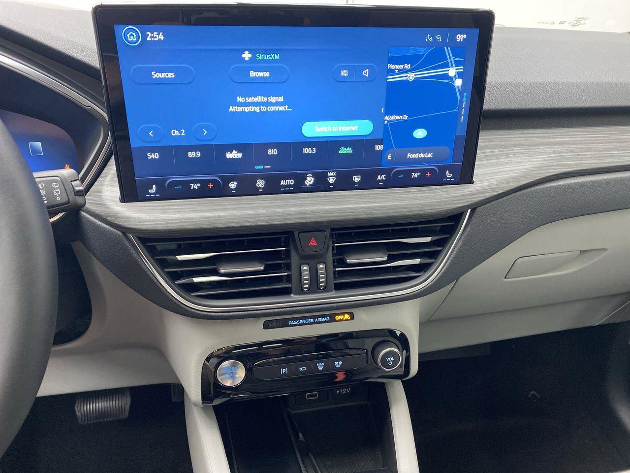 New 2024 Ford Escape SE w/ PHEV Premium Package FWD image 16