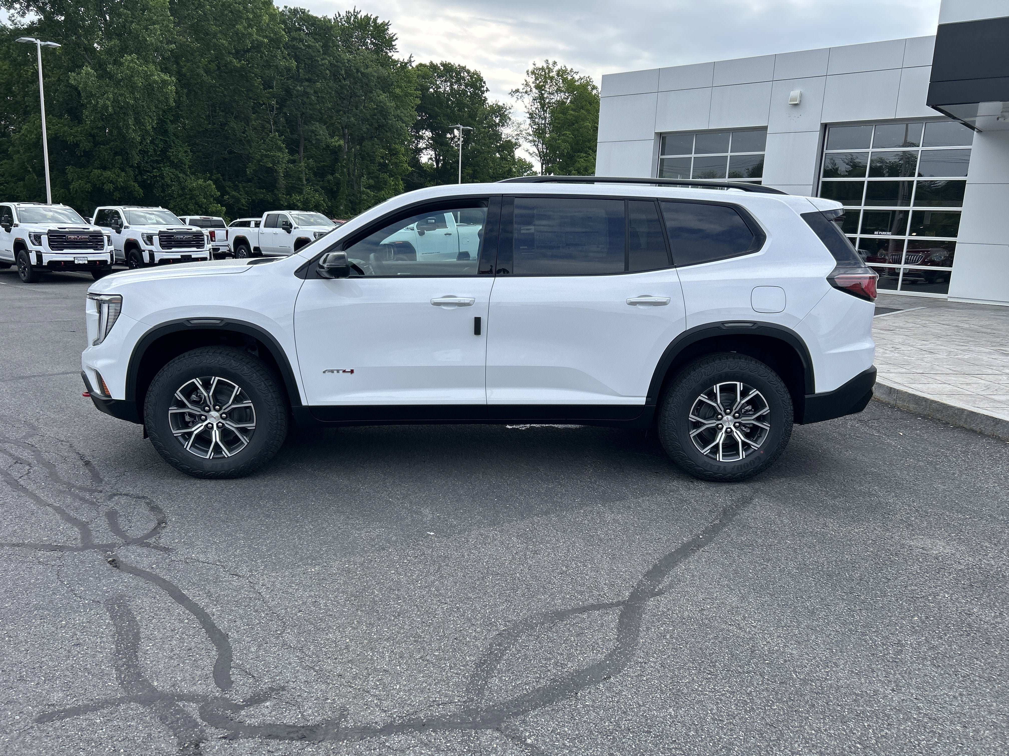 New 2026 GMC Acadia AT4 w/ Luxury Package AWD/4WD image 2