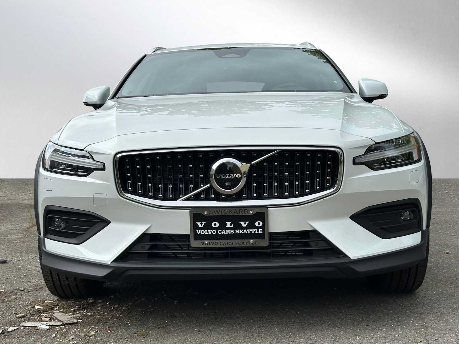 New 2026 Volvo V60 B5 Cross Country Plus w/ Climate Package AWD/4WD image 8