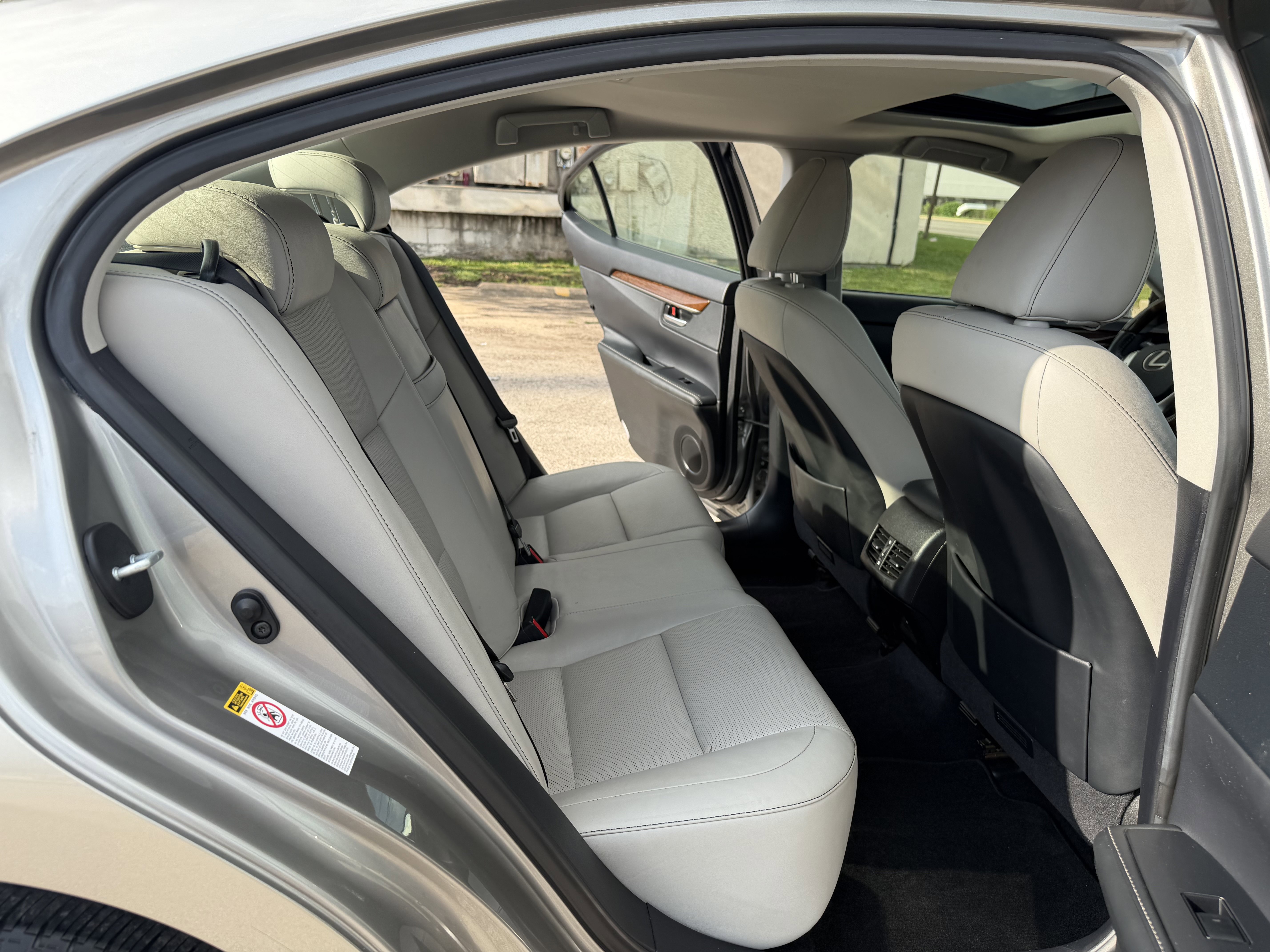 Used 2015 Lexus ES 350 w/ Luxury Package FWD image 2