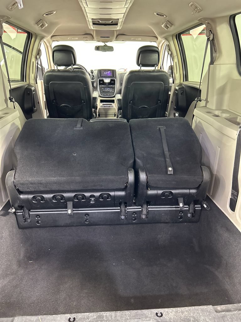 Used 2014 Chrysler Town & Country Touring FWD image 16