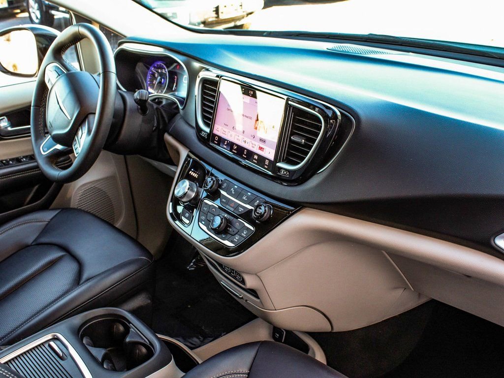 Used 2024 Chrysler Pacifica Touring-L image 44