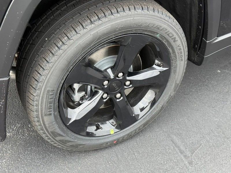 New 2025 Jeep Grand Cherokee L Limited w/ Black Appearance Package image 5