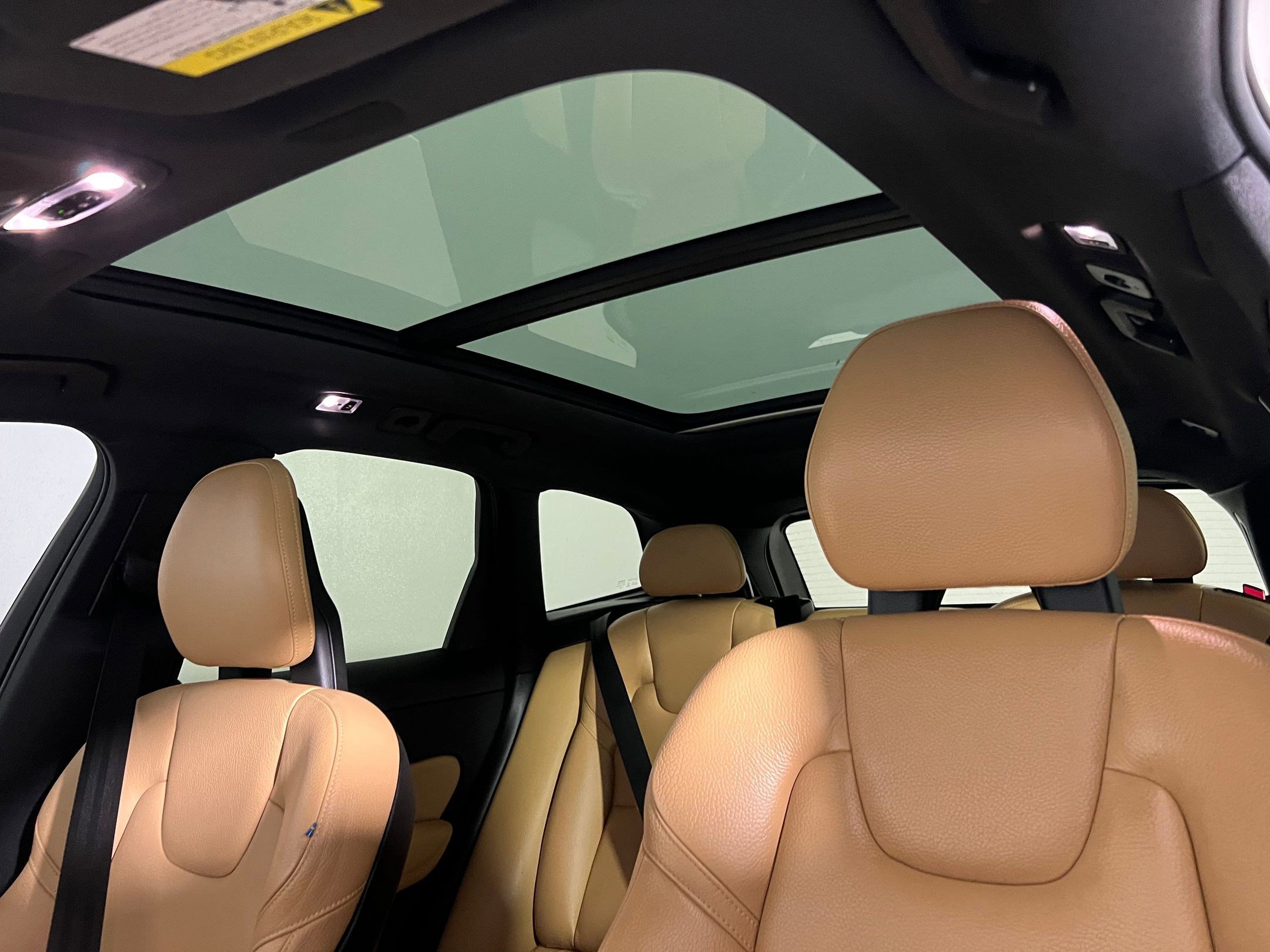 Used 2018 Volvo XC60 T5 Momentum w/ Vision Package image 23