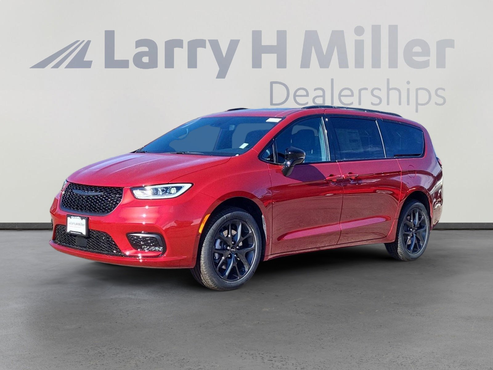 New 2025 Chrysler Pacifica Limited w/ Uconnect Theater Family Group
