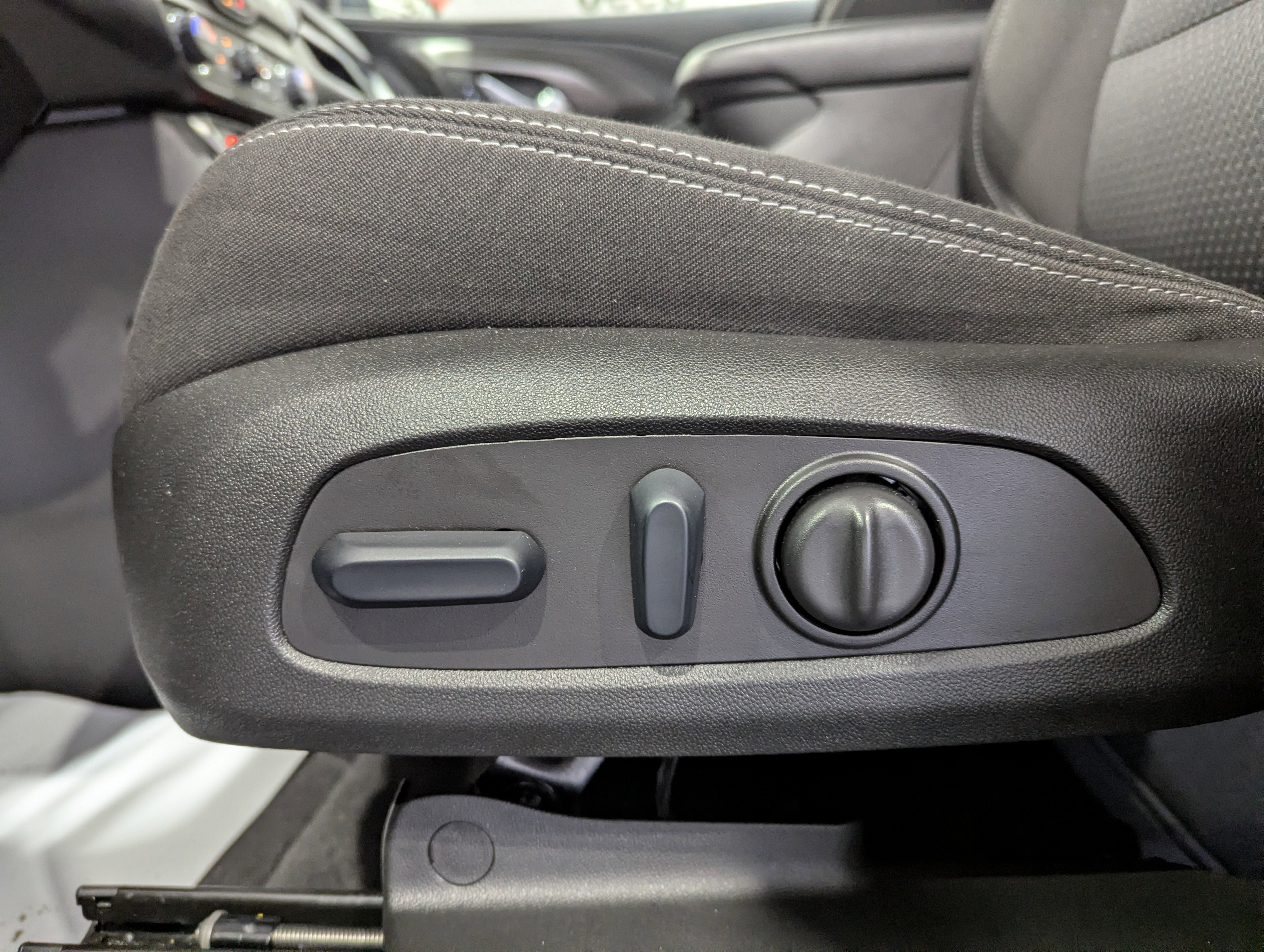 Used 2024 GMC Terrain SLE w/ Driver Convenience Package AWD/4WD image 14