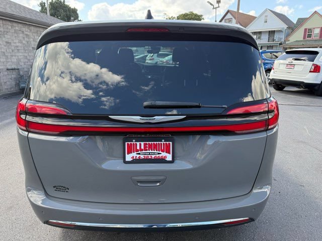 Used 2023 Chrysler Pacifica Touring FWD image 5