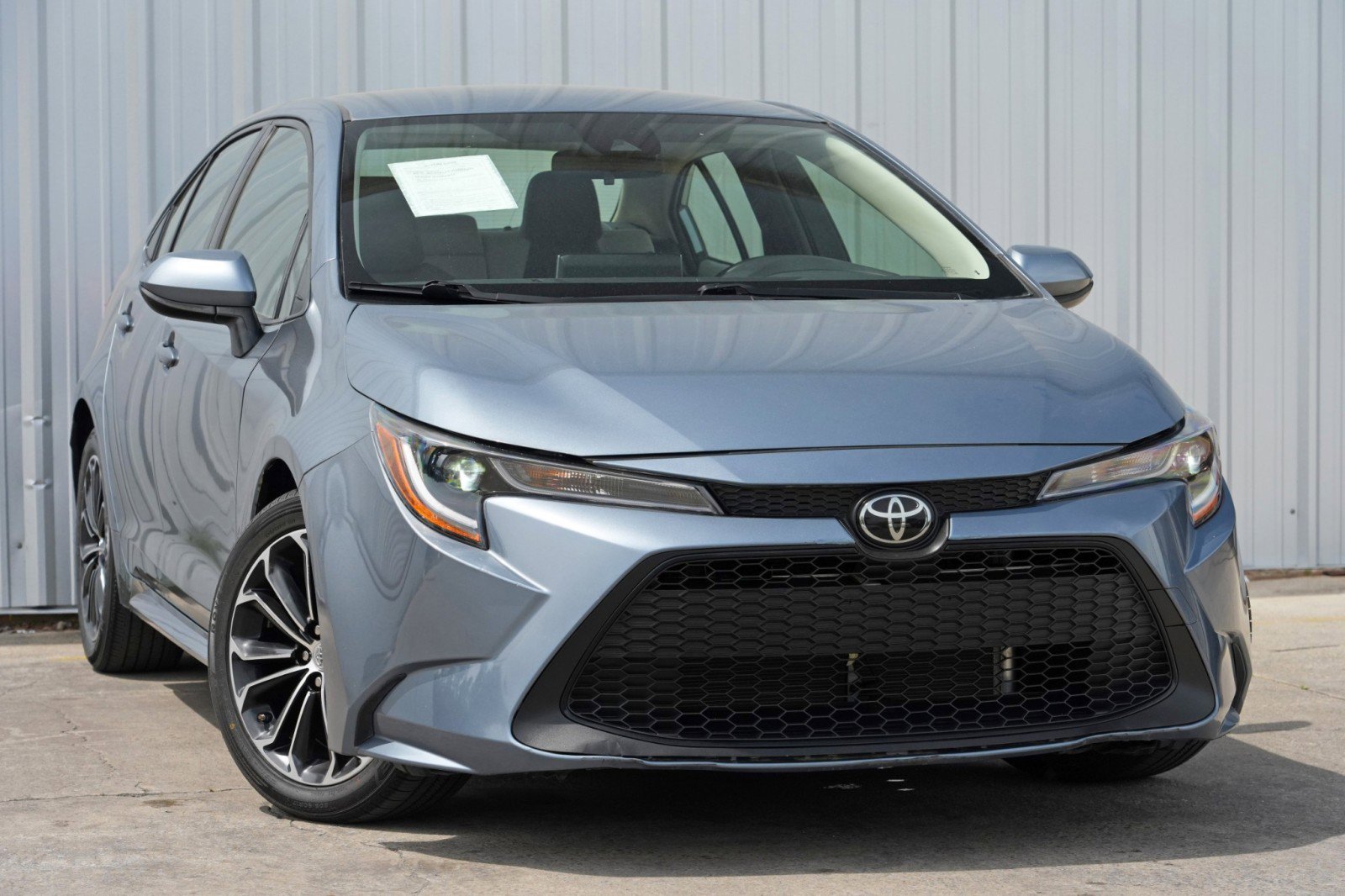 Used 2020 Toyota Corolla LE FWD image 2