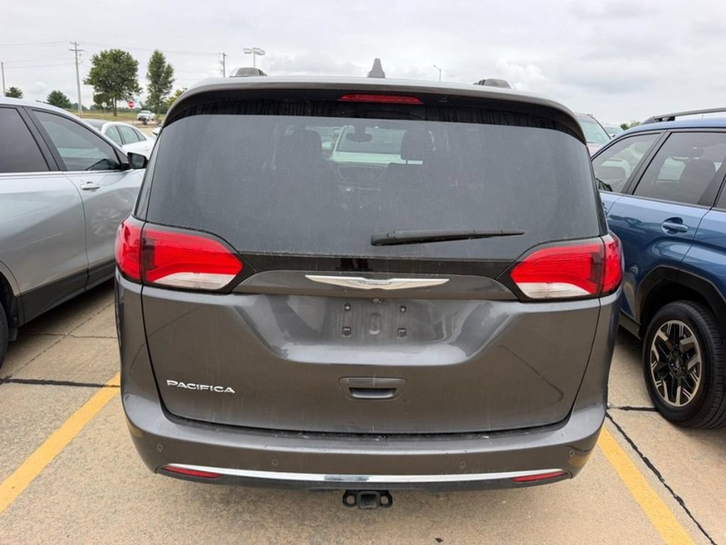 Used 2018 Chrysler Pacifica Touring-L FWD image 3