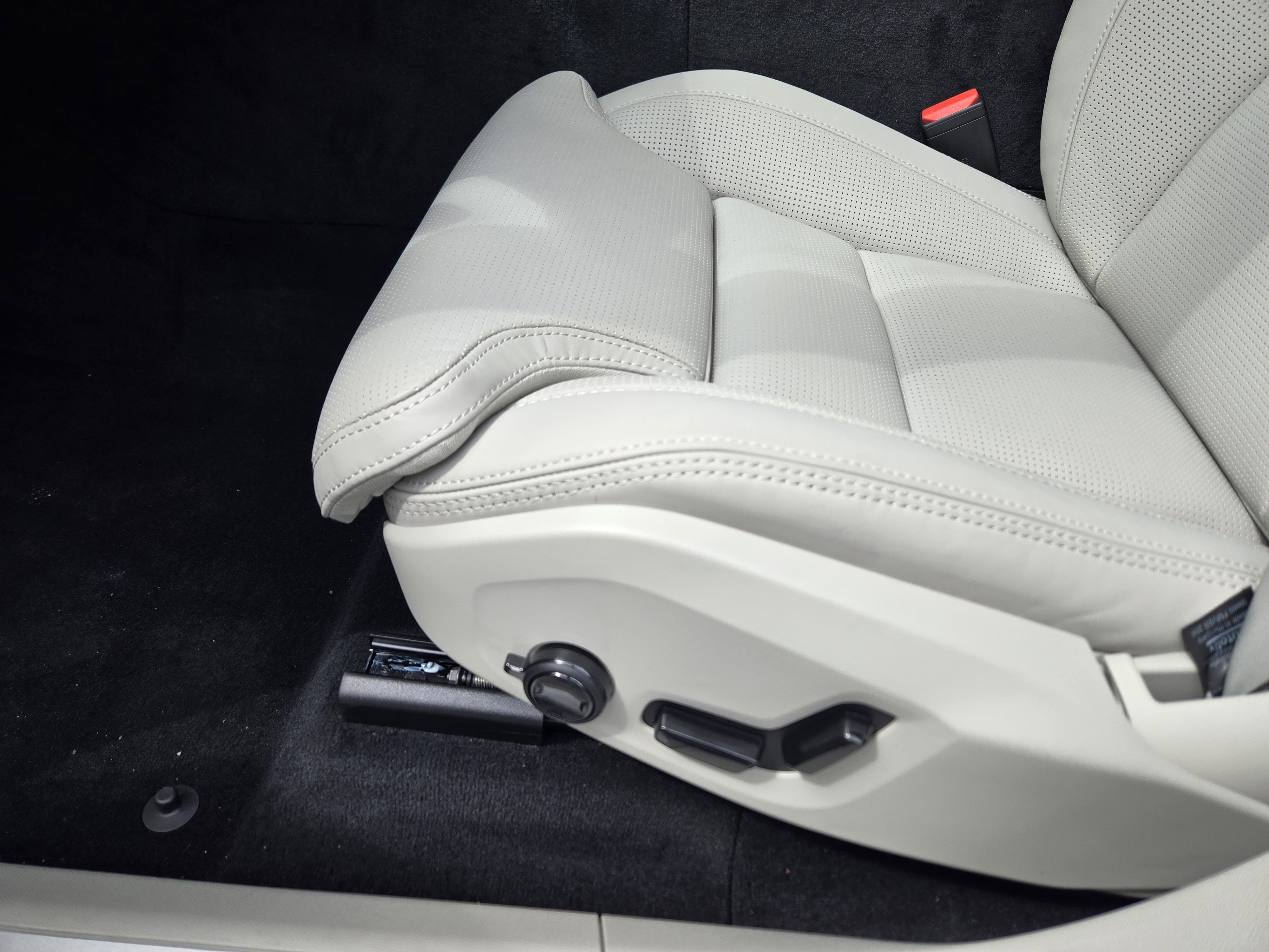 New 2026 Volvo XC60 B5 Ultra w/ Protection Package Premier image 26