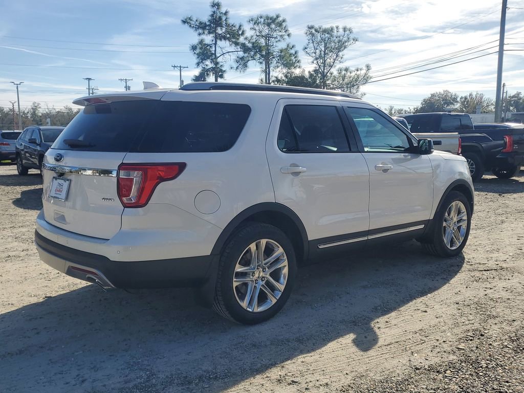 Used 2017 Ford Explorer XLT w/ Equipment Group 202A image 3