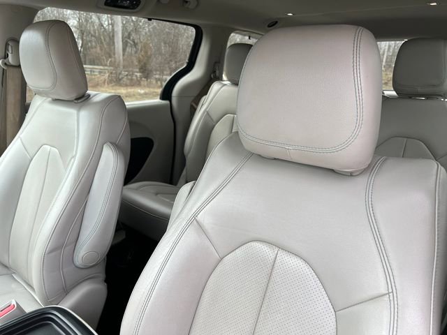 Used 2018 Chrysler Pacifica Touring-L image 14