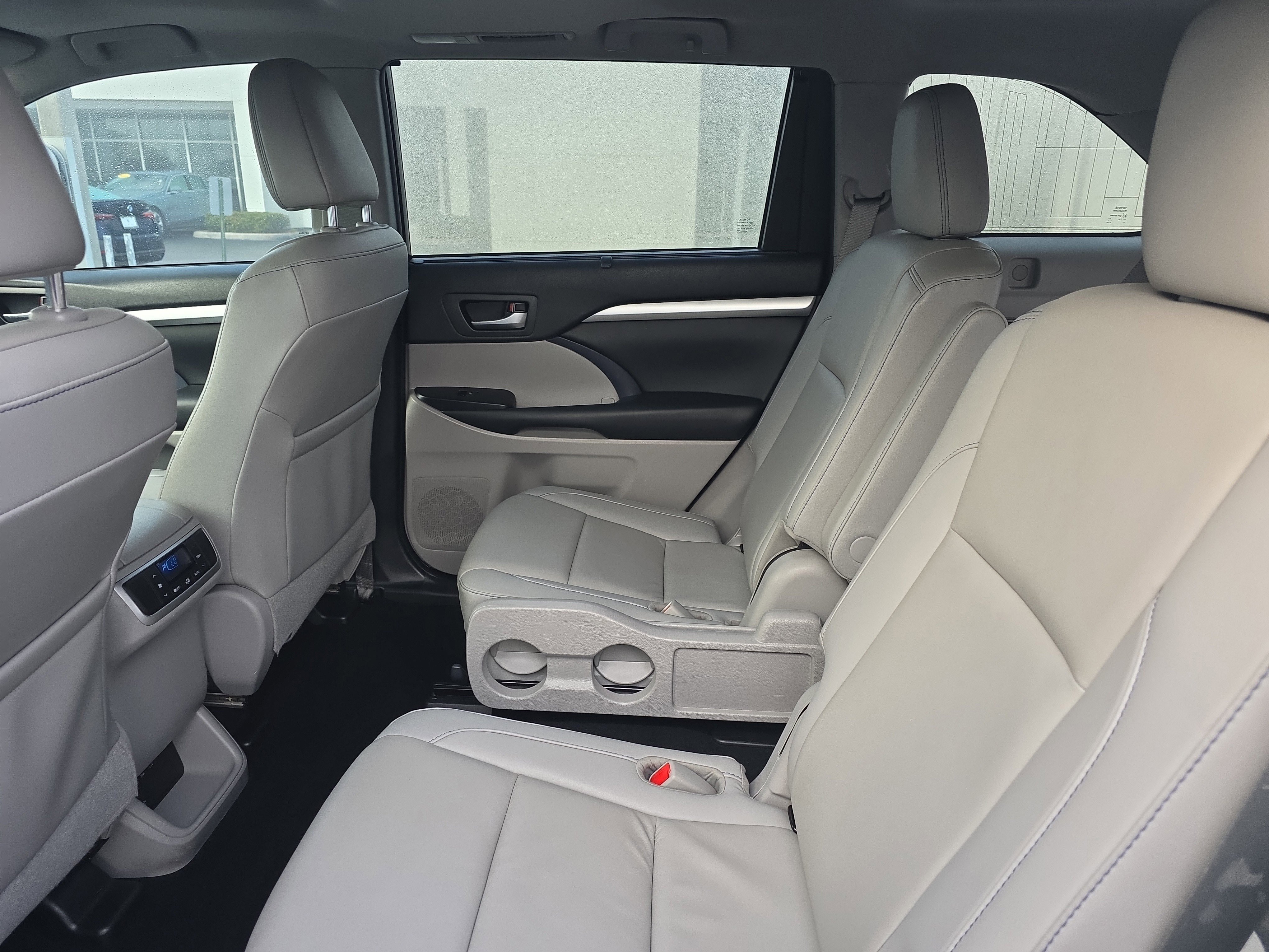 Used 2019 Toyota Highlander image 10