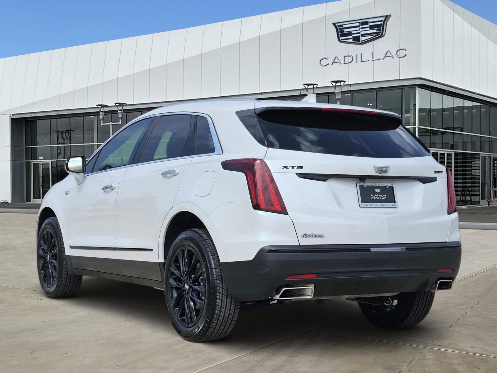 New 2026 Cadillac XT5 Luxury w/ LPO, ONYX Package FWD image 4