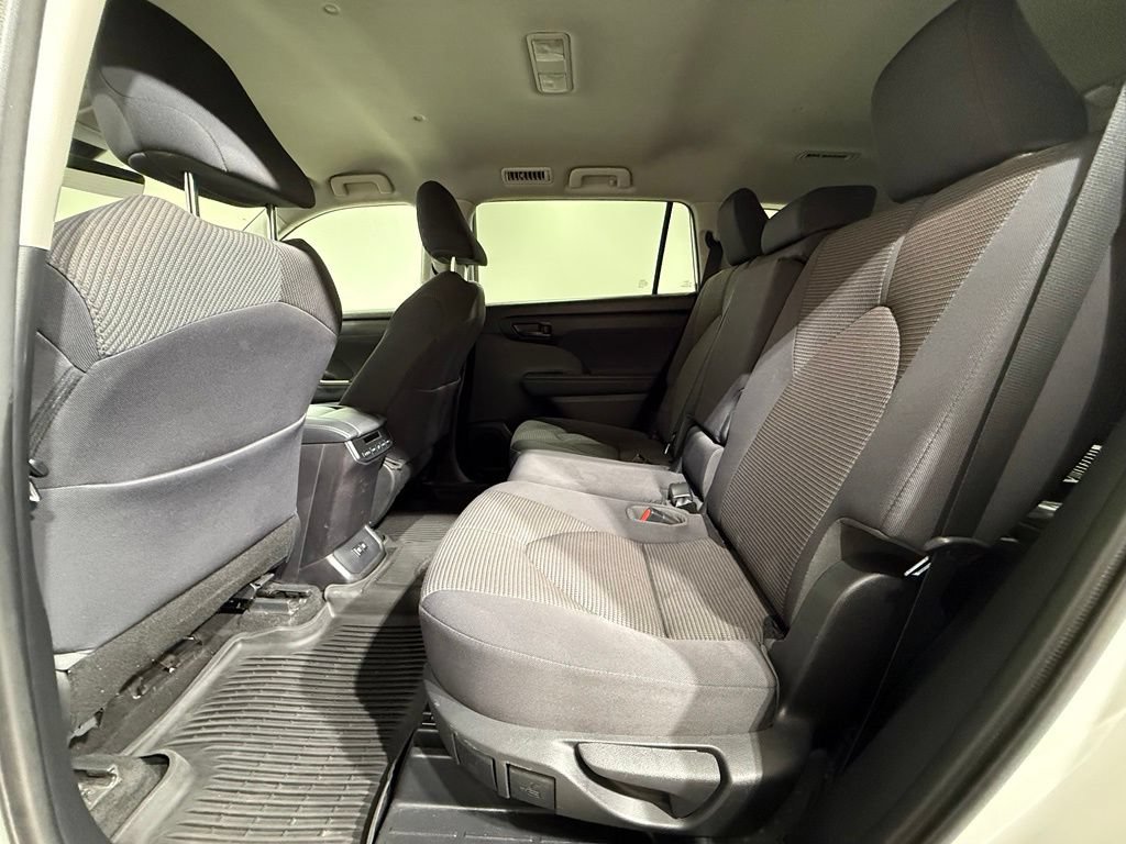 Used 2021 Toyota Highlander LE AWD/4WD image 18