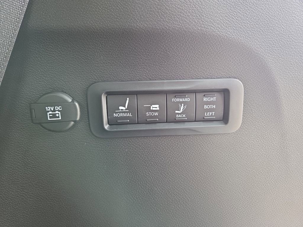 New 2026 Chrysler Pacifica Pinnacle image 9