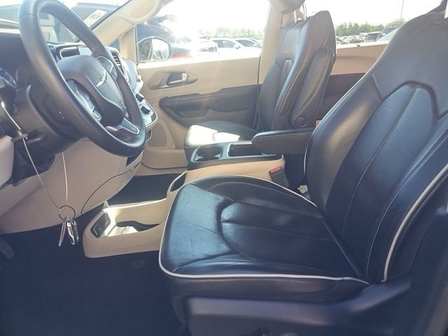 Used 2024 Chrysler Pacifica Touring-L FWD image 8