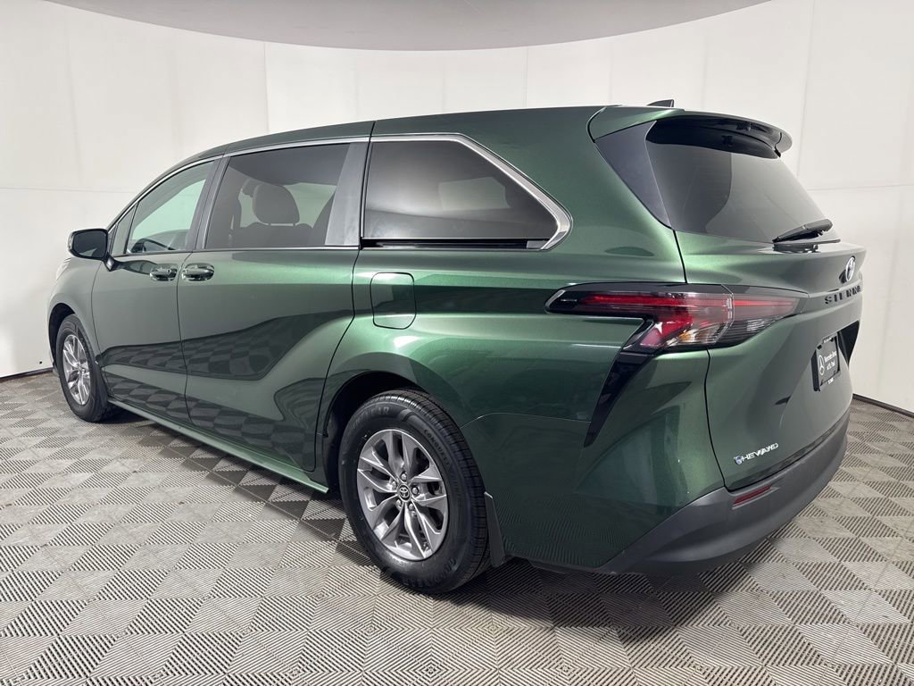 Used 2025 Toyota Sienna LE image 4