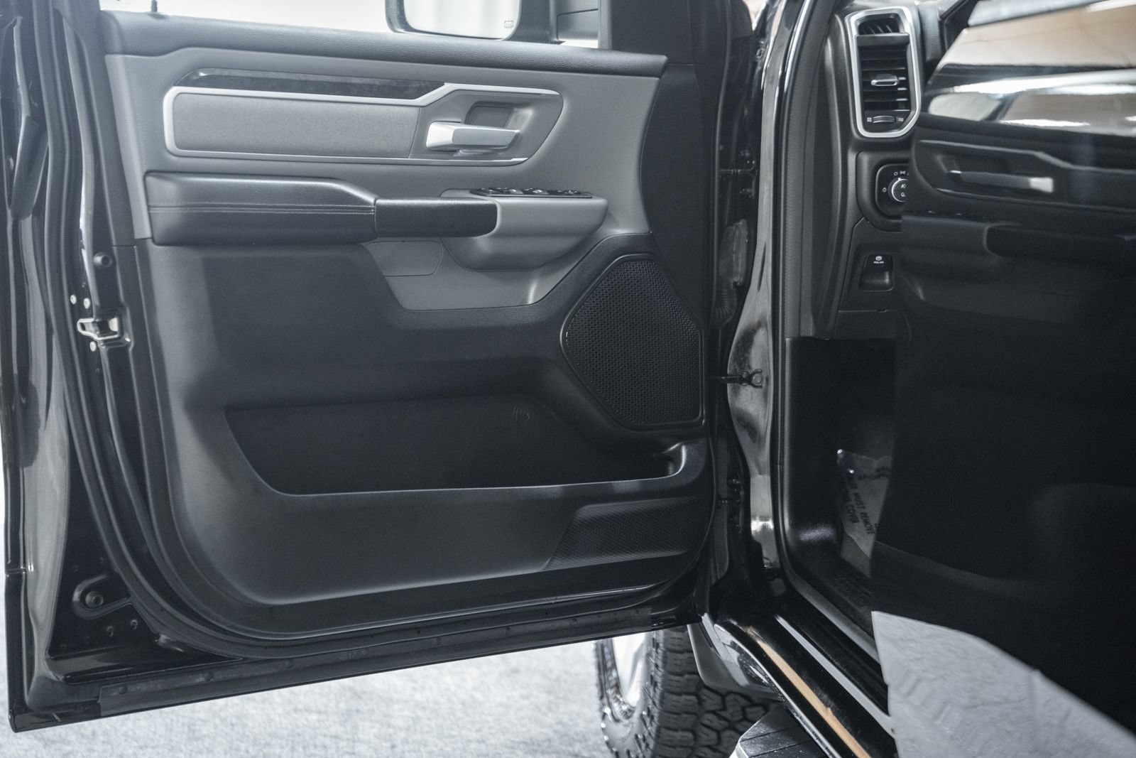 Used 2023 RAM 1500 Big Horn AWD/4WD image 38