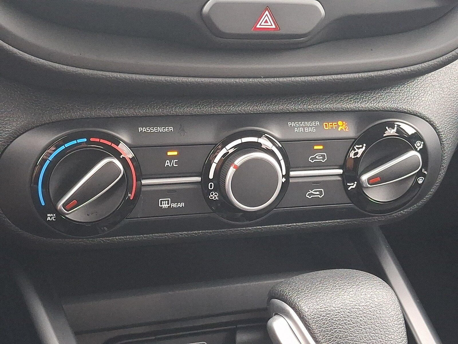 Used 2025 Kia Soul LX w/ LX Technology Package FWD image 15