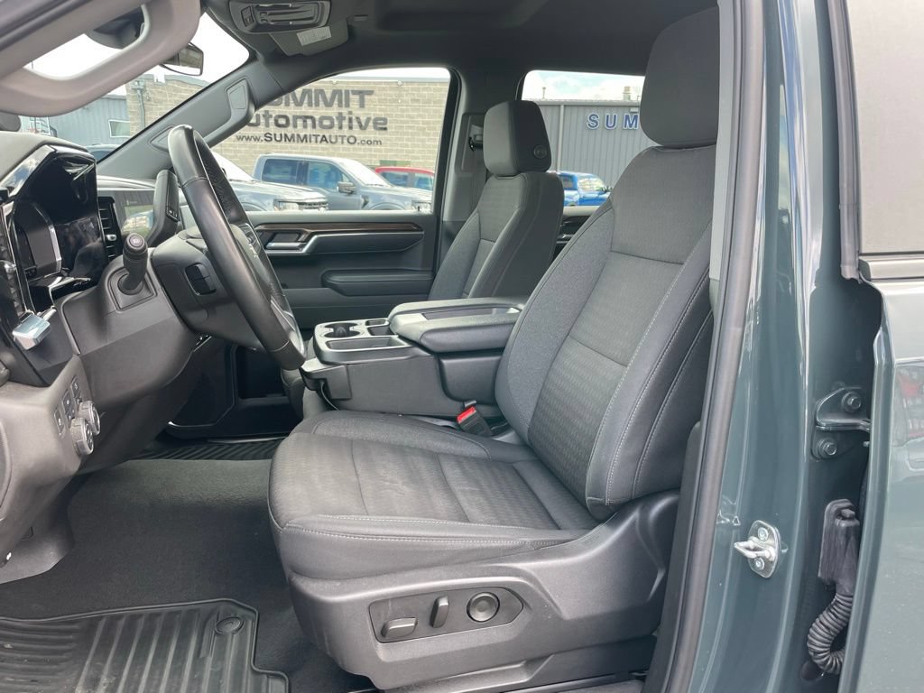 Used 2025 Chevrolet Silverado 1500 LT AWD/4WD image 7