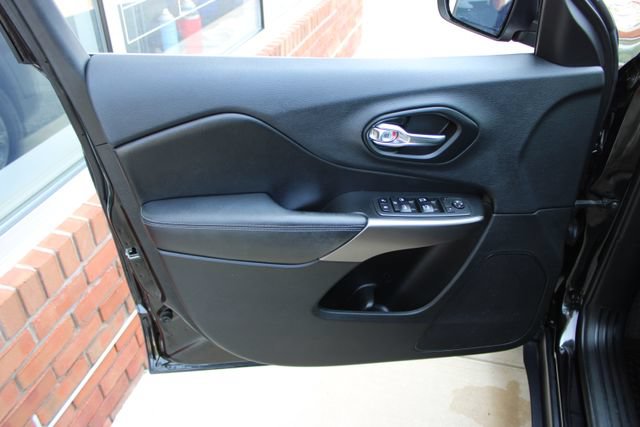 Used 2019 Jeep Cherokee Latitude Plus w/ Cold Weather Group AWD/4WD image 10