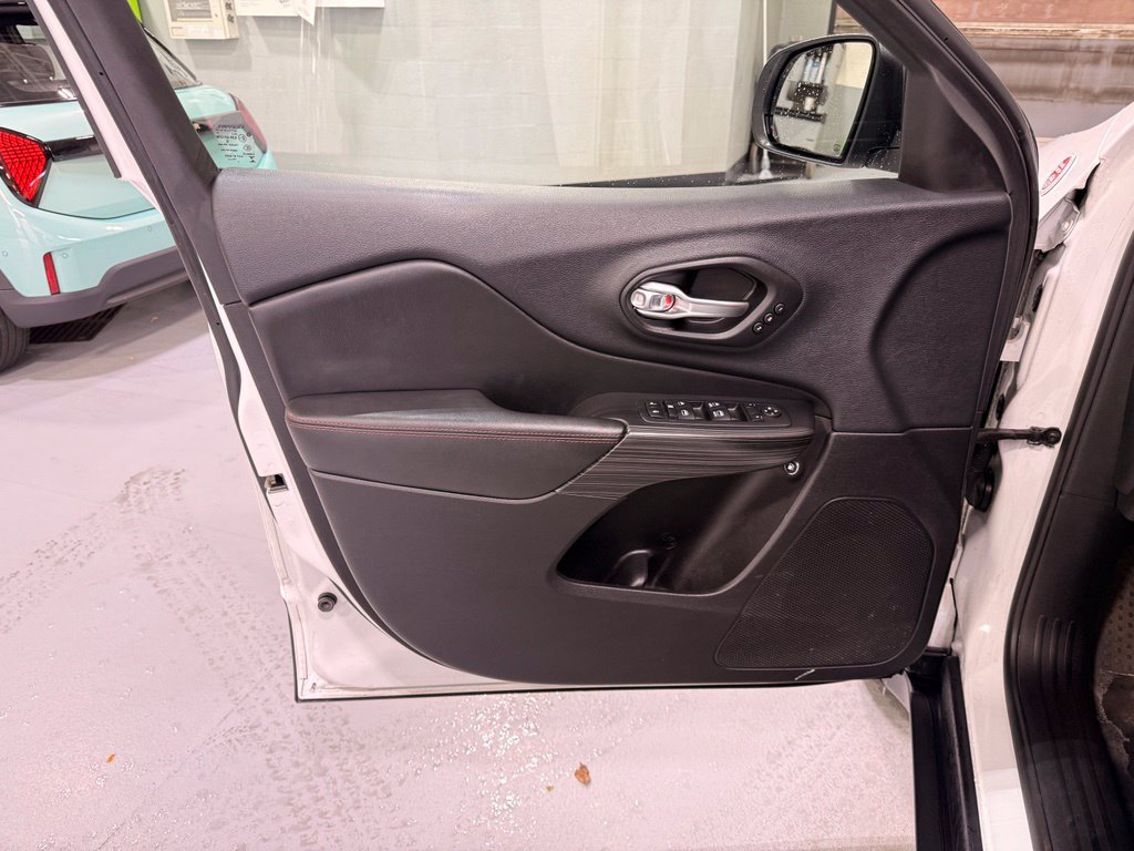 Used 2015 Jeep Cherokee Trailhawk w/ Comfort/Convenience Group AWD/4WD image 10