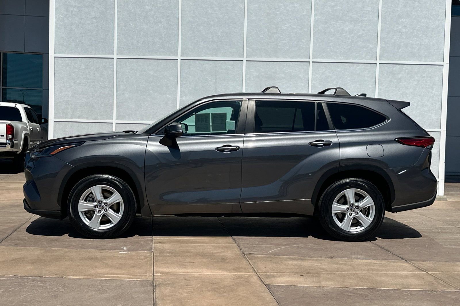 Used 2023 Toyota Highlander LE FWD image 7